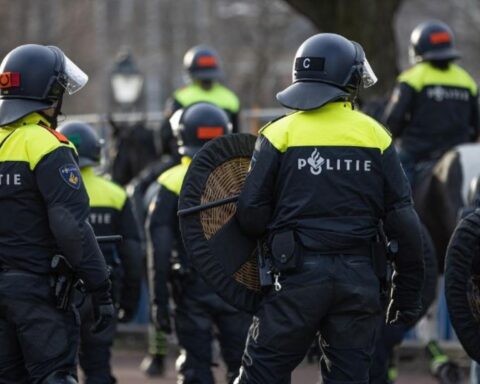 Riotpolitie ontruimt rechtse demonstratie in Den Haag; 100 klimaatactivisten van A12 verwijderd