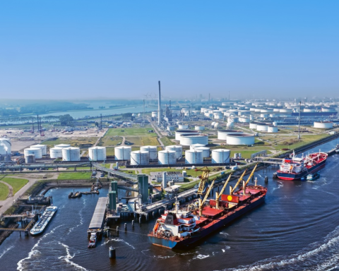 Rotterdam: kabinet onderkent belang van industrie, vraagt om versnelde acties voor verduurzaming