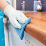 Schoonmakers plannen een week lange staking tegen de overheid, Schiphol en treinen