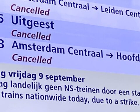 Staking in het openbaar vervoer stopt morgen; trein naar Schiphol blijft rijden