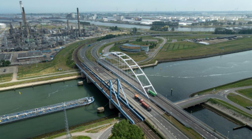 Suurhoffbrug richting Maasvlakte gesloten door scheuren in hoofdliggers