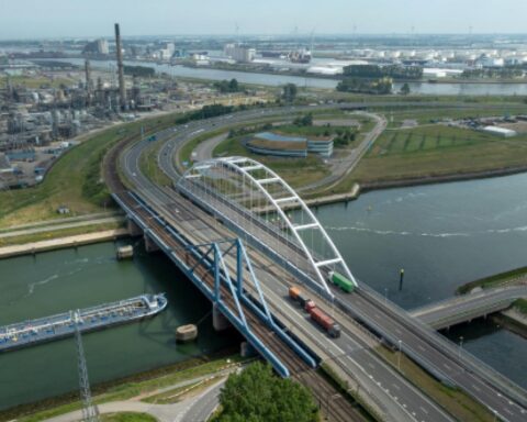 Suurhoffbrug richting Maasvlakte gesloten door scheuren in hoofdliggers