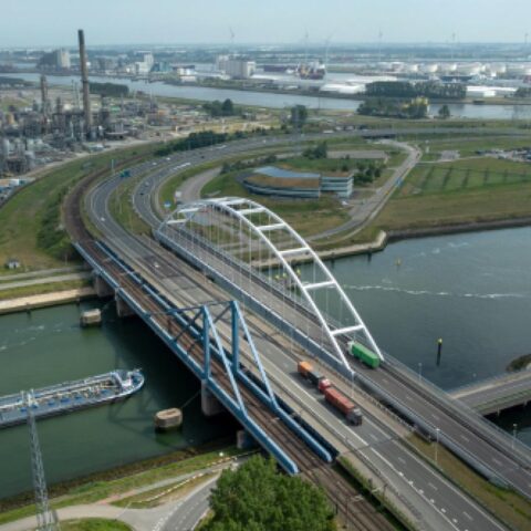 Suurhoffbrug richting Maasvlakte gesloten door scheuren in hoofdliggers