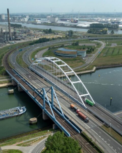 Suurhoffbrug richting Maasvlakte gesloten door scheuren in hoofdliggers