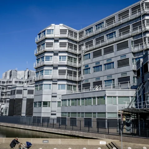 Toezichthouder waarschuwt voor risico's van toenemend AI-gebruik door AIVD en MIVD