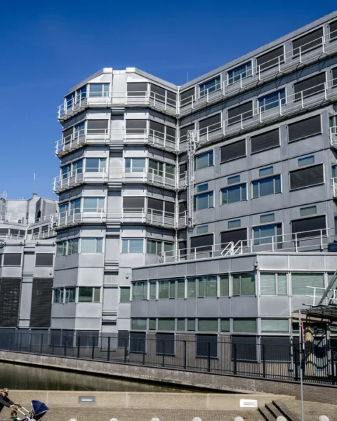 Toezichthouder waarschuwt voor risico's van toenemend AI-gebruik door AIVD en MIVD