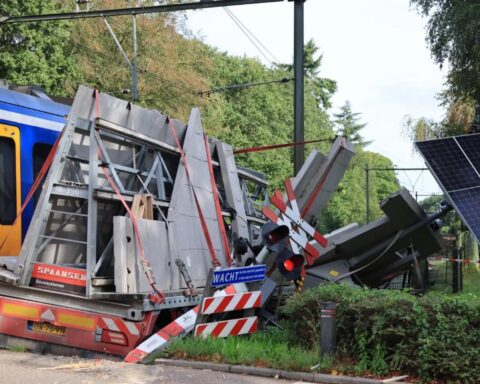 Trein botst op vrachtwagen in Ermelo; twee personen behandeld in ambulances