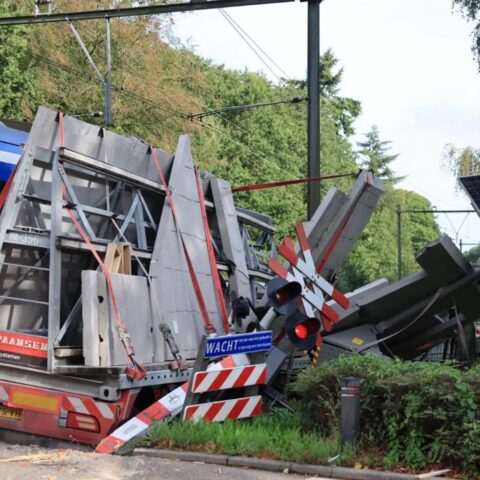 Trein botst op vrachtwagen in Ermelo; twee personen behandeld in ambulances