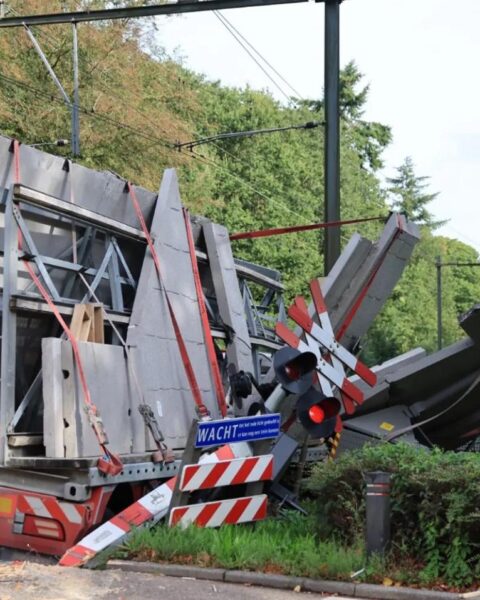 Trein botst op vrachtwagen in Ermelo; twee personen behandeld in ambulances