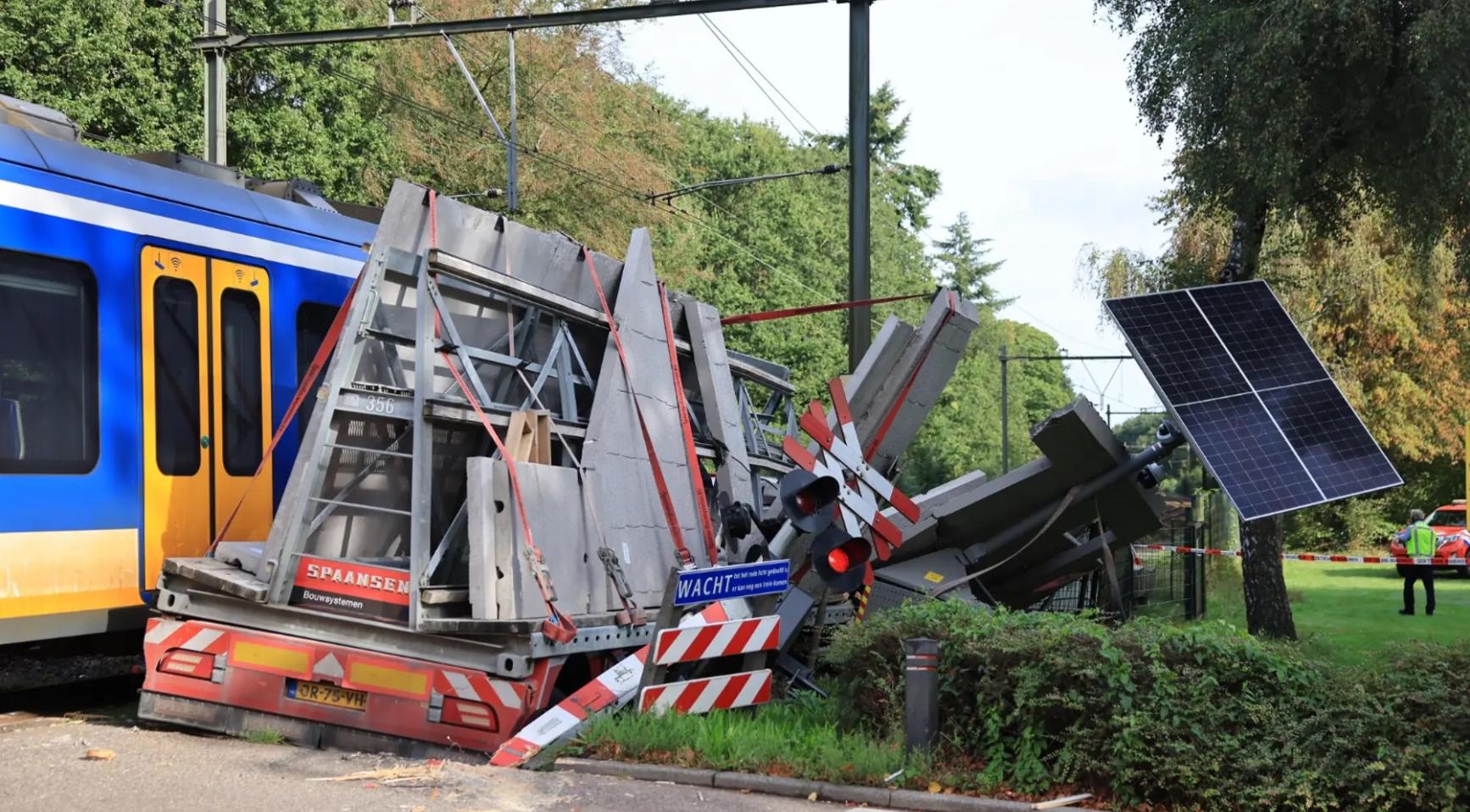 Trein botst op vrachtwagen in Ermelo; twee personen behandeld in ambulances