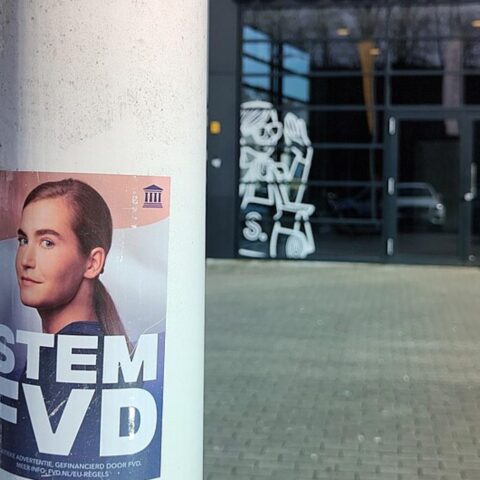 Utrecht stelt beëdiging FVD-commissielid uit vanwege discussie over extreemrechtse banden