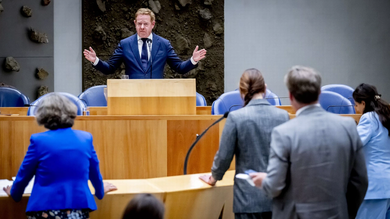 Van Weel biedt excuses aan voor discussie over onbehandelde aangiften, kritiek vanuit oppositie groeit