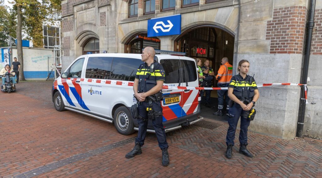 Video: vier treinstations ontruimd na ontdekking van verdachte pakketten; vier arrestaties tot nu toe