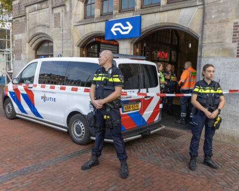 Video: vier treinstations ontruimd na ontdekking van verdachte pakketten; vier arrestaties tot nu toe