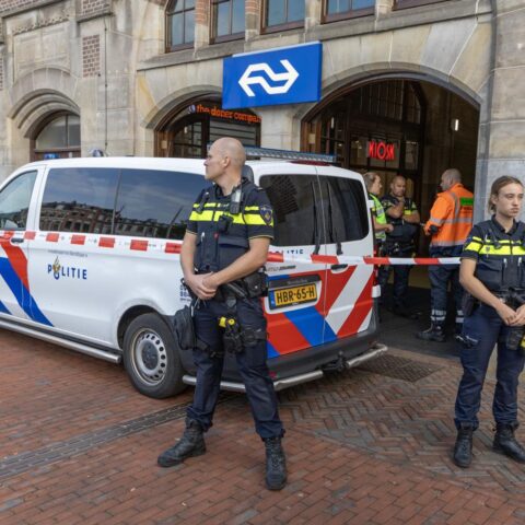 Video: vier treinstations ontruimd na ontdekking van verdachte pakketten; vier arrestaties tot nu toe