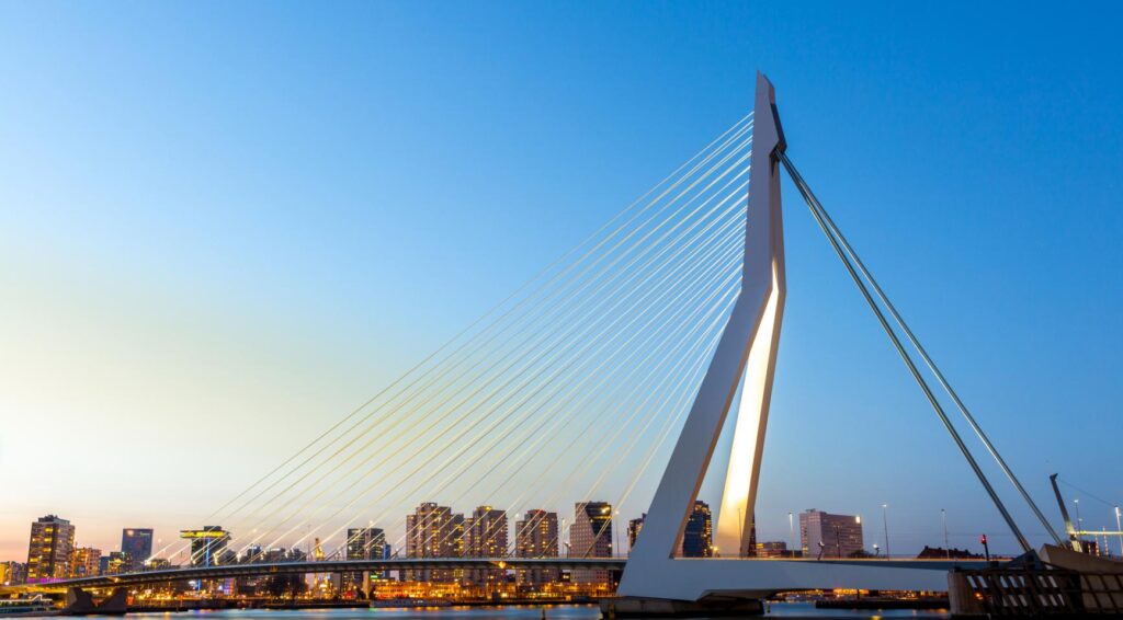 Vijf arrestaties en meer dan 200 boetes na verkeersinspectie bij Erasmusbrug