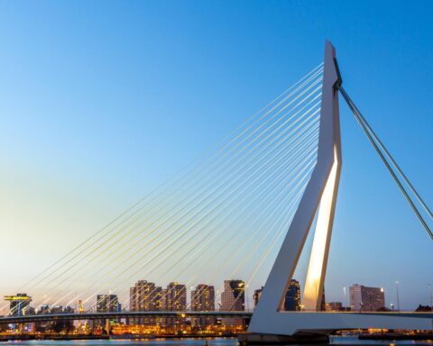 Vijf arrestaties en meer dan 200 boetes na verkeersinspectie bij Erasmusbrug