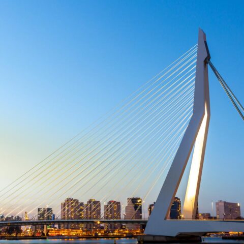 Vijf arrestaties en meer dan 200 boetes na verkeersinspectie bij Erasmusbrug