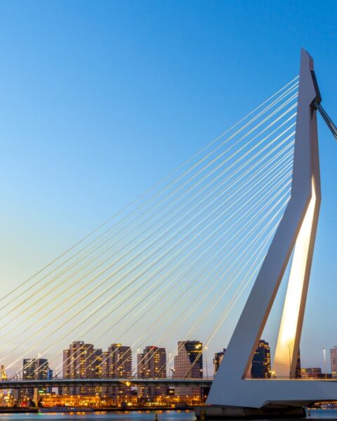 Vijf arrestaties en meer dan 200 boetes na verkeersinspectie bij Erasmusbrug