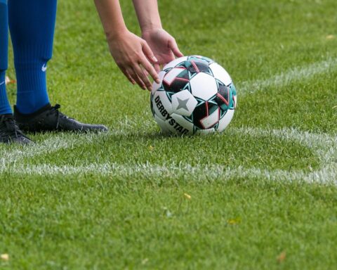 Voetbalbond staakt ex-prof na klap die speler 7 gebroken tanden oplevert