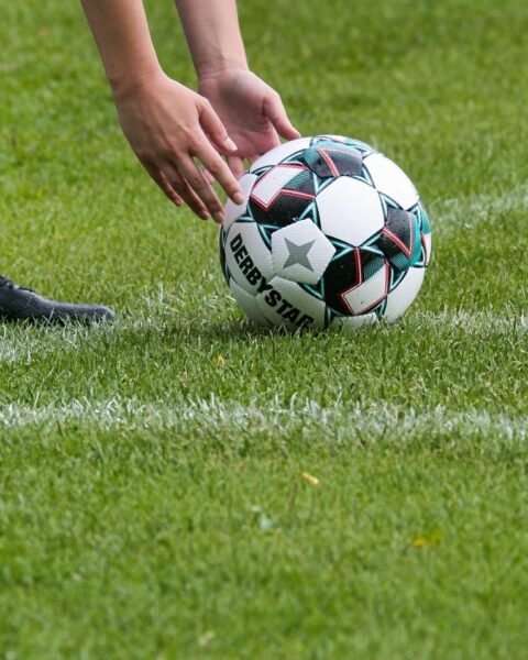 Voetbalbond staakt ex-prof na klap die speler 7 gebroken tanden oplevert