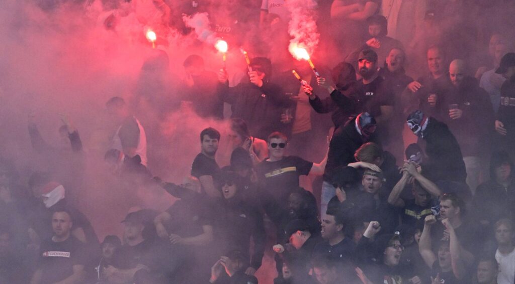 Voetbalwedstrijden worden onmiddellijk opgeschort na vuurwerkincidenten volgens nieuw protocol