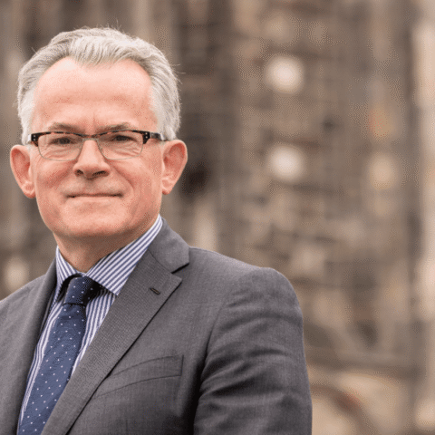 Voormalig burgemeester van Groningen aangesproken op onzedelijk gedrag tijdens het rijden, risico op boete van €250