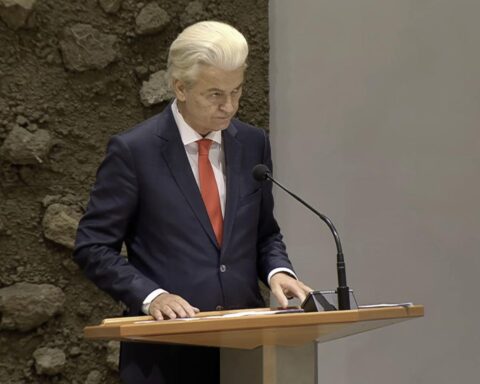Wilders roept op tot “Nexit” en Amerikaanse deportatiepraktijken tijdens politiek debat