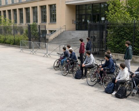 Franse schoolblokkades leggen strijd tussen regering en LFI bloot