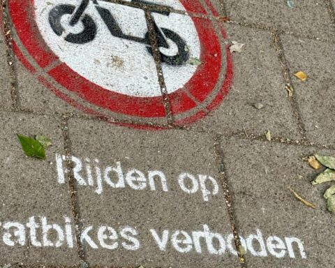 Amsterdam test 20 km/u snelheidslimiet op 300 m fietspad in Zuid om ongevallen te verminderen