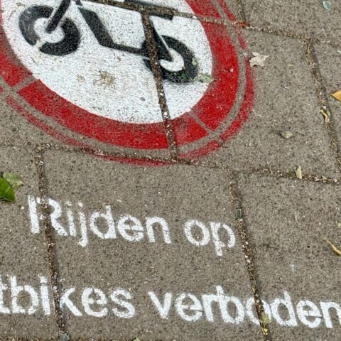 Amsterdam test 20 km/u snelheidslimiet op 300 m fietspad in Zuid om ongevallen te verminderen