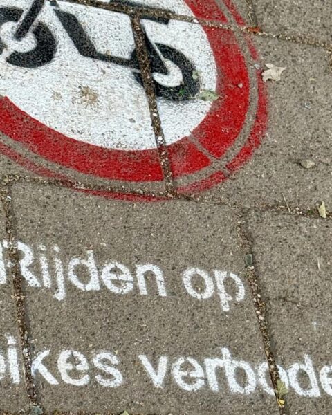 Amsterdam test 20 km/u snelheidslimiet op 300 m fietspad in Zuid om ongevallen te verminderen