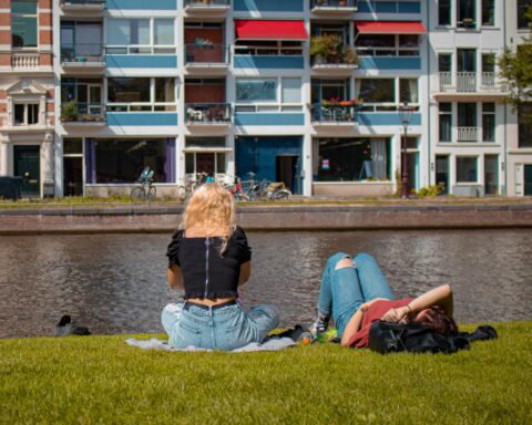 Groot deel van jonge Nederlanders voelt zich onveilig, 83% van meisjes en jonge vrouwen getroffen