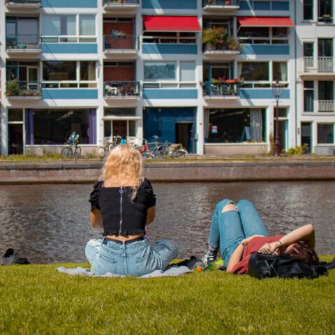 Groot deel van jonge Nederlanders voelt zich onveilig, 83% van meisjes en jonge vrouwen getroffen