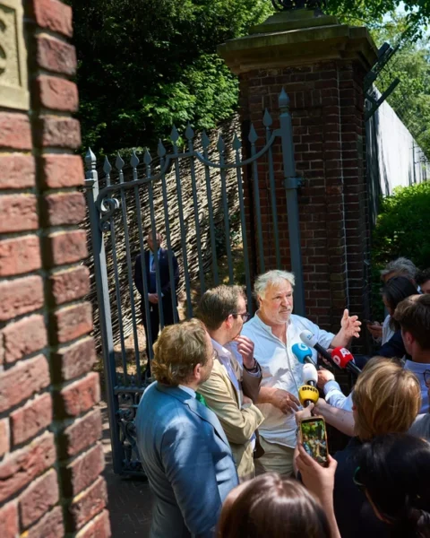 Kabinet hervat gesprekken met vakbonden en werkgevers na geschrapte bezuinigingen