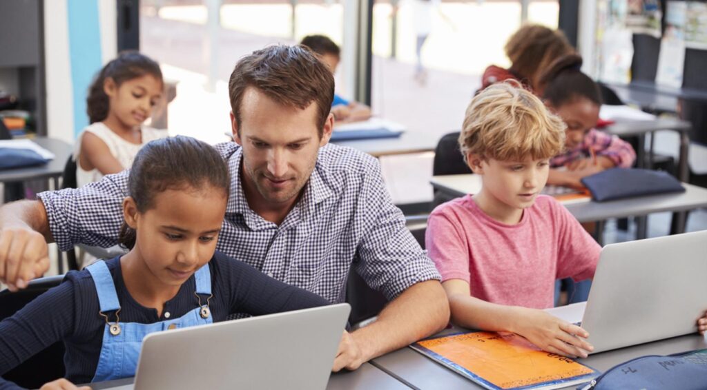 Later pensioenleeftijd lost lerarentekort niet op, zegt CPB; aantal mannelijke basisschoolleraren neemt toe