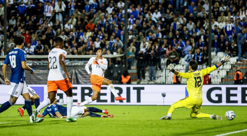 Oranje komt terug van 2-0 achterstand en redt gelijkspel tegen Griekenland in UEFA Nations League