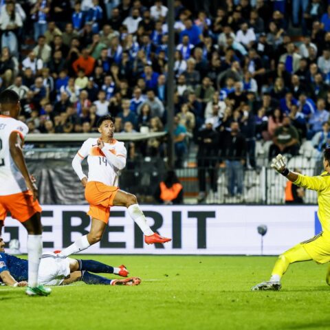 Oranje komt terug van 2-0 achterstand en redt gelijkspel tegen Griekenland in UEFA Nations League