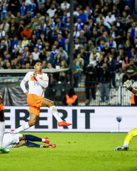 Oranje komt terug van 2-0 achterstand en redt gelijkspel tegen Griekenland in UEFA Nations League