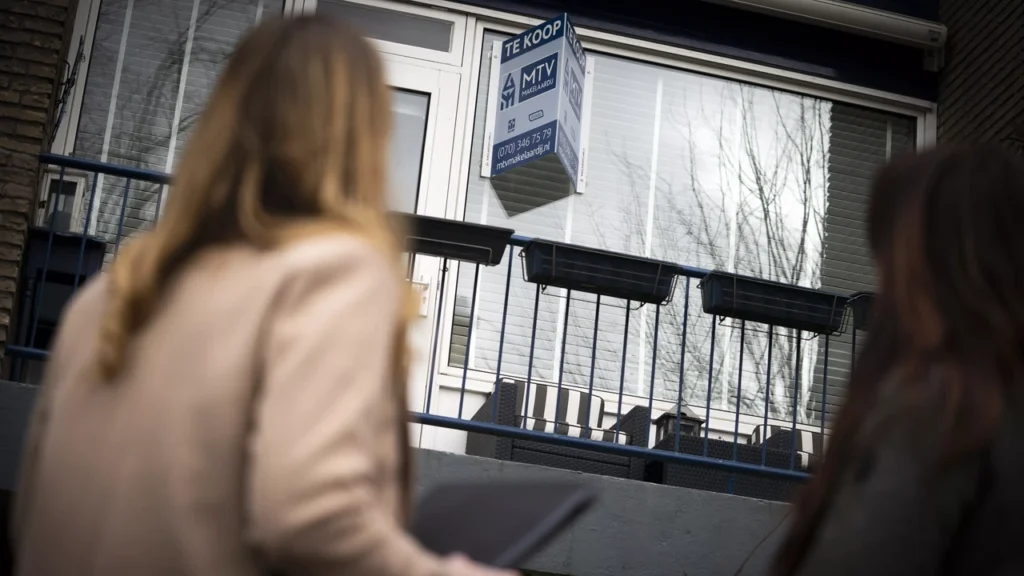 Overheid neemt toezicht op makelaars over, met nieuwe regelgeving voor kopers en verkopers