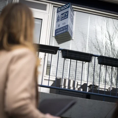 Overheid neemt toezicht op makelaars over, met nieuwe regelgeving voor kopers en verkopers