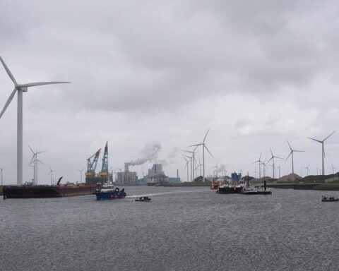 Scheepsongeluk in Eemshaven: twee bemanningsleden gewond na waternood