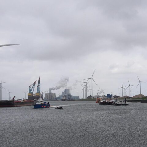 Scheepsongeluk in Eemshaven: twee bemanningsleden gewond na waternood
