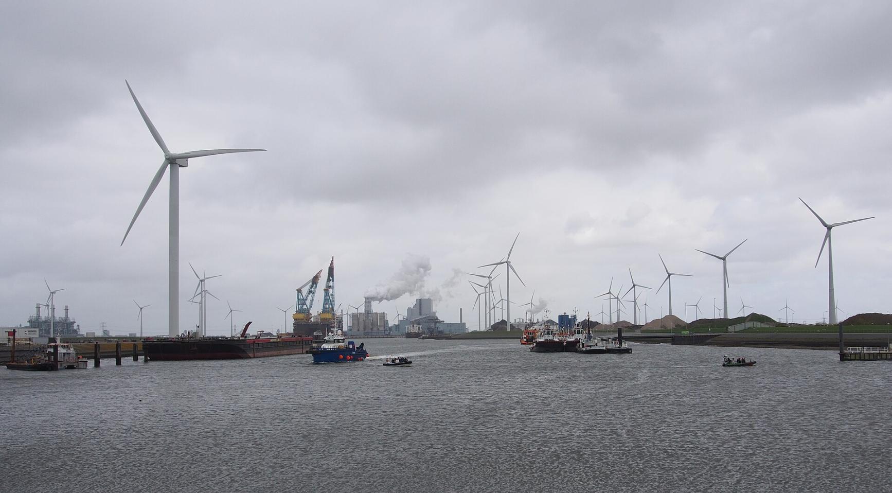 Scheepsongeluk in Eemshaven: twee bemanningsleden gewond na waternood