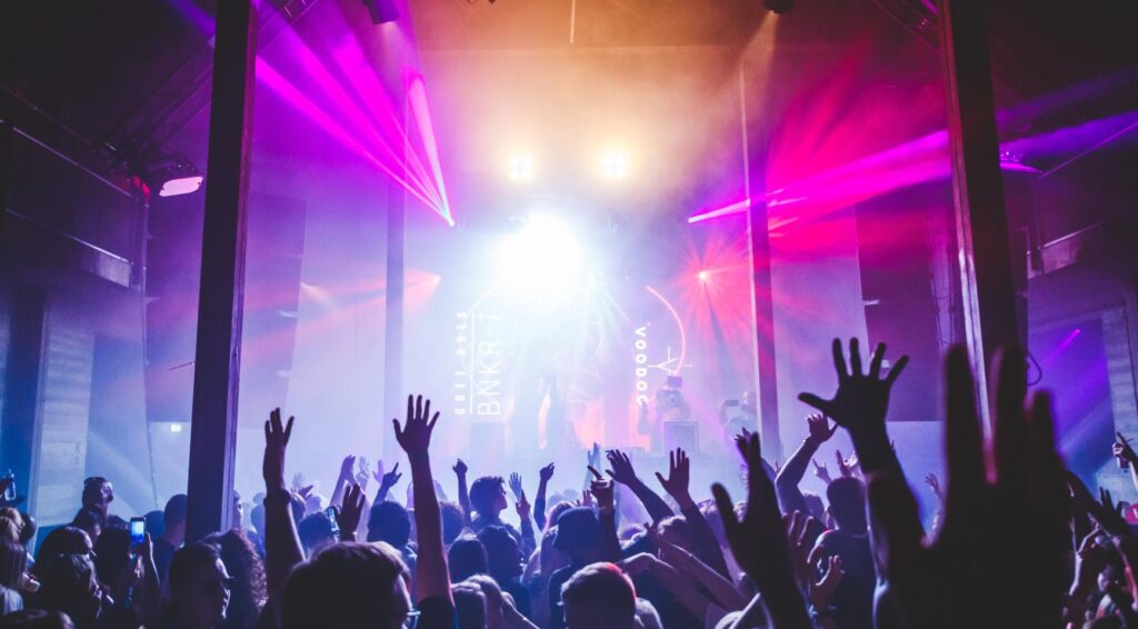 Steeds meer jonge volwassenen gebruiken drugs in het Amsterdamse nachtleven en gokken neemt toe