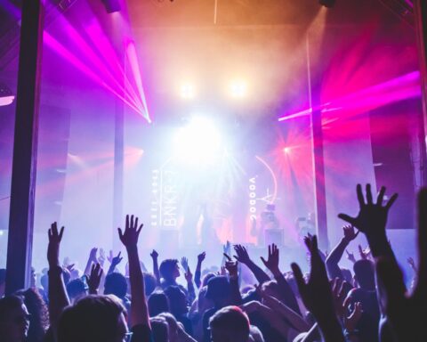 Steeds meer jonge volwassenen gebruiken drugs in het Amsterdamse nachtleven en gokken neemt toe