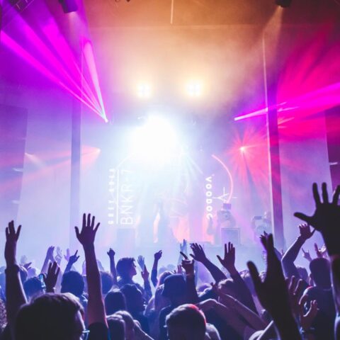 Steeds meer jonge volwassenen gebruiken drugs in het Amsterdamse nachtleven en gokken neemt toe
