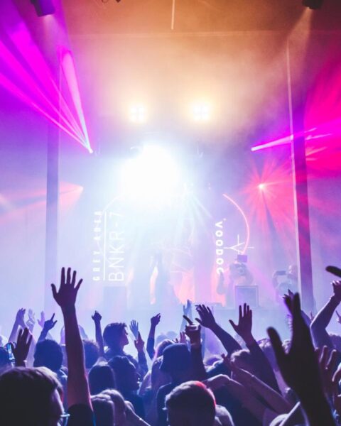 Steeds meer jonge volwassenen gebruiken drugs in het Amsterdamse nachtleven en gokken neemt toe
