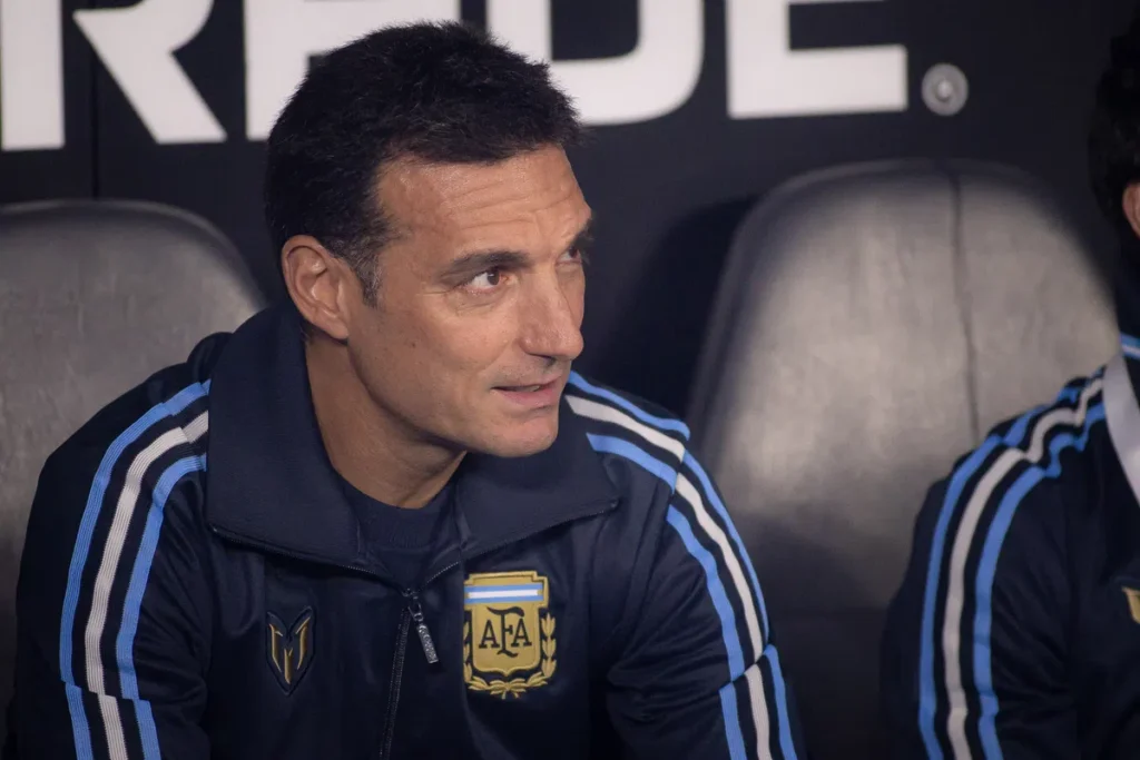 Lionel Scaloni zit op de bank in een trainingsjack van Argentinië.