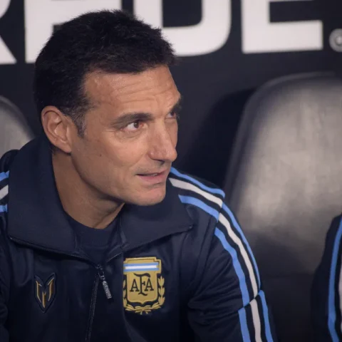 Lionel Scaloni zit op de bank in een trainingsjack van Argentinië.